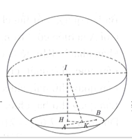 Trong không gian hệ tọa độ Oxyz, cho mặt cầu (S): (x-1)^2+(y-2)^2+(z-3)^2=16   và các điểm A(1;0;2), B(-1;2;2) . Gọi (P) là mặt phẳng đi qua hai điểm A, B sao cho thiết diện của (P) với mặt cầu (S) có diện tích nhỏ nhất. Khi viết phương trình (P) dưới dạng ax+by+cz+d=0  . Tính T=a+b+c (ảnh 1)