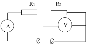 Cho mạch điện có sơ đồ như hình vẽ:  Trong đó điện trở R1 = 5 Ôm , R2 = 15 Ôm , vôn kế chỉ 3V.   (ảnh 1)