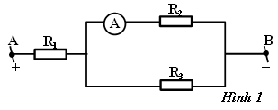 Cho sơ đồ mạch điện như hình vẽ (Hình 1)     Biết: R1 = 8Ω; R2 = 20Ω; R3 = 30Ω; Ampe kế chỉ 1,5A (ảnh 1)