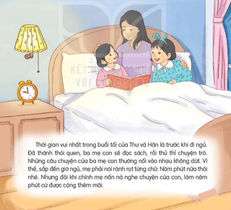 Chi tiết nào cho thấy ba mẹ con Thư rất thích trò chuyện với nhau trước khi đi ngủ? (ảnh 1)
