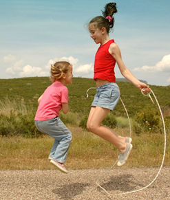 Em hãy cùng các bạn luyện tập và vui chơi: Nhảy dây tại chỗ và nhảy dây  (ảnh 1)