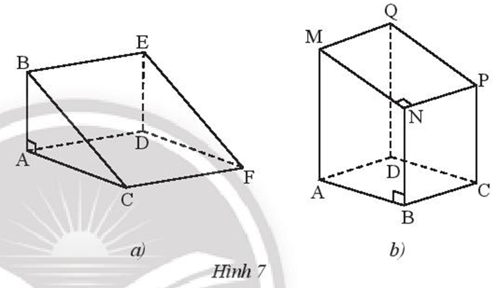 Quan sát hình lăng trụ đứng trong Hình 7. a) Chỉ ra mặt đáy và mặt bên (ảnh 1)