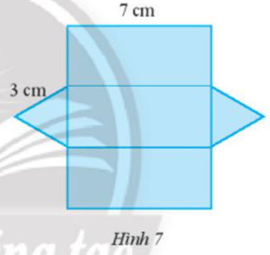 Người ta cắt một tấm bìa để tạo lập một lăng trụ đứng có đáy là tam giác đều  (ảnh 1)
