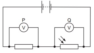 Một bộ pin có điện trở trong không đáng kể được mắc nối tiếp với một điện  (ảnh 1)