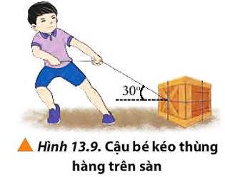 Một cậu bé đang kéo thùng hàng trên mặt đất bằng sợi dây hợp với phương ngang một góc 300 (Hình 13.9). Hãy tìm độ lớn lực kéo thành phần trên hai phương vuông góc và song song với mặt đất, biết độ lớn lực kéo cậu bé tác dụng lên dây là 12 N. (ảnh 1)