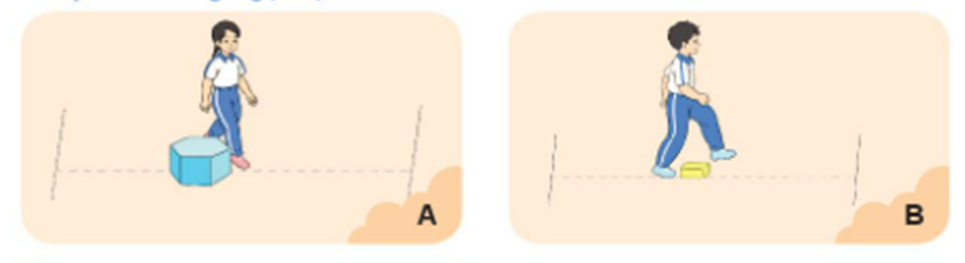 Trong hai hình dưới đây, hình nào thể hiện động tác di chuyển vòng qua chướng ngại vật? (ảnh 1)