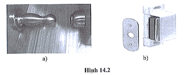 Hình 14.2a là dụng cụ giữ cánh cửa ra vào (để giữ cánh cửa khi mở ra thì không (ảnh 1)