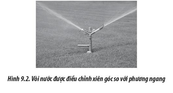 Khi dùng vòi nước tưới cây để các tia nước phun ra xa, người ta thường điều chỉnh sao (ảnh 1)