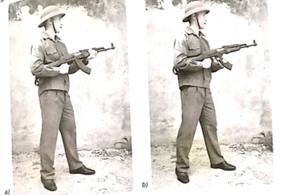 Quan sát và chỉ ra những điểm chưa đúng của chiến sĩ giữ súng tiểu liên AK khi thực hiện động tác đi khom cao trong hình 10.1 (ảnh 1)