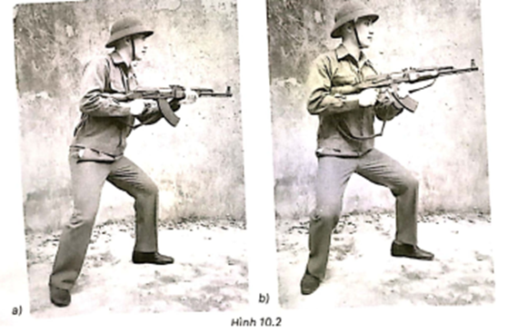 Quan sát và chỉ ra những điểm chưa đúng của chiến sĩ giữ súng tiểu liên AK khi thực hiện động tác đi khom thấp trong hình 10.2. (ảnh 1)