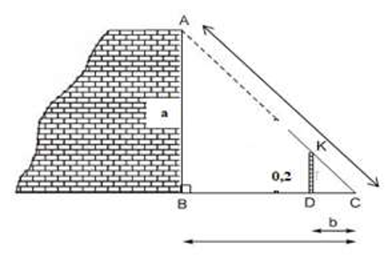Một chiếc thang dài 5m dựa vào một bức tường có khoảng cách từ chân thang đến tường là 3m.  (ảnh 1)