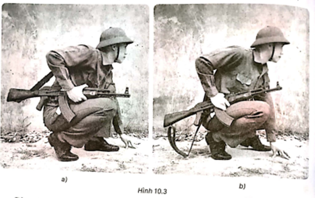 Quan sát và chỉ ra những điểm chưa đúng của chiến sĩ giữ súng tiểu liên AK khi thực hiện động tác bò cao hai chân một tay trong hình 10.3. (ảnh 1)