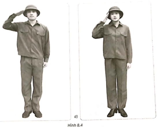 Quan sát và chỉ ra những điểm chưa đúng của chiến sĩ trong thực hiện động tác chào cơ bản khi đội mũ cứng trong hình 8.4. (ảnh 2)