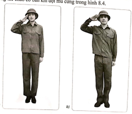 Quan sát và chỉ ra những điểm chưa đúng của chiến sĩ trong thực hiện động tác chào cơ bản khi đội mũ cứng trong hình 8.4. (ảnh 1)