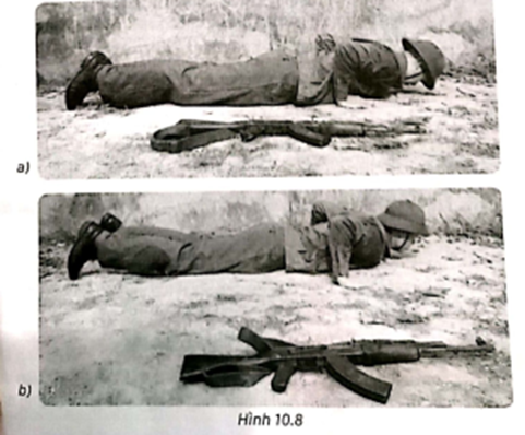 Quan sát và chỉ ra những điểm chưa đúng của chiến sĩ giữ súng tiểu liên AK khi thực hiện động tác trườn ở địa hình mấp mô trong hình 10.8. (ảnh 1)