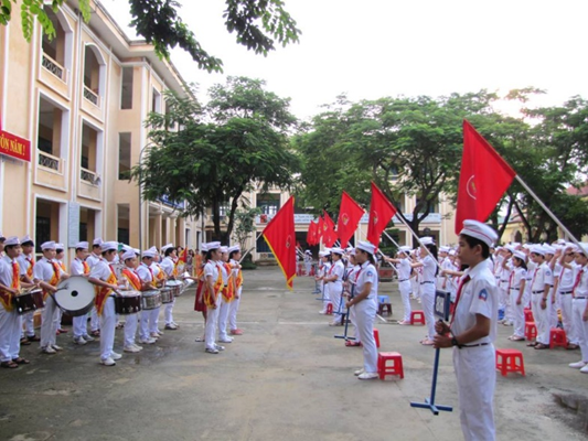 Tìm thêm ví dụ cho thấy sóng âm truyền từ nguồn âm theo mọi phương ra môi trường  (ảnh 1)