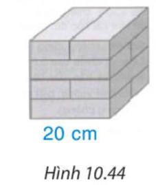 Người ta xếp một số viên gạch dạng hình hộp chữ nhật tạo thành một khối hình lập  (ảnh 1)
