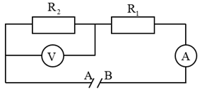 Cho mạch điện sơ đồ như hình vẽ, trong đó điện trở R1 = 5 Ω, R2 = 10 Ω, vôn kế chỉ 3 V. Hiệu điện thế của đoạn mạch AB  (ảnh 1)