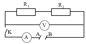 Cho mạch điện có sơ đồ như hình vẽ, trong đó R1 = 2Ω. Khi K đóng, vôn kế chỉ 6V, ampe kế chỉ 2A. Điện trở  (ảnh 1)