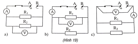 Cho mạch điện gồm hai điện trở mắc song song vào hiệu điện thế UAB, các vôn kế có thể mắc như hình 19a, b và c.  (ảnh 1)