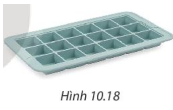 Một chiếc khay làm đá để trong tủ lạnh có 18 ngăn hình lập phương với cạnh 2 cm (H.10.18). (ảnh 1)