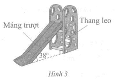 Hình 3 biểu diễn một chiếc cầu trượt gồm máng trượt và thang leo. Tính độ nghiêng (ảnh 1)