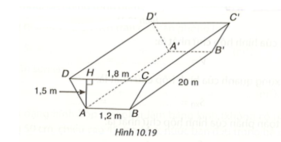Người ta đào một đoạn mương có dạng hình lăng trụ đứng tứ giác như Hình 10.19. (ảnh 1)