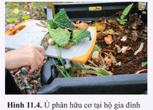 Trong các hộ gia đình, rác hữu cơ từ nhà bếp được thu gom và ủ thành phân trong thùng chứa (ảnh 1)