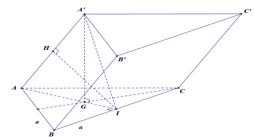 Cho hình lăng trụ ABCA'B'C'   có đáy là tam giác đều cạnh a.  Hình chiếu vuông góc của A' trên mặt phẳng (ABC) trùng với trọng tâm của (ảnh 1)