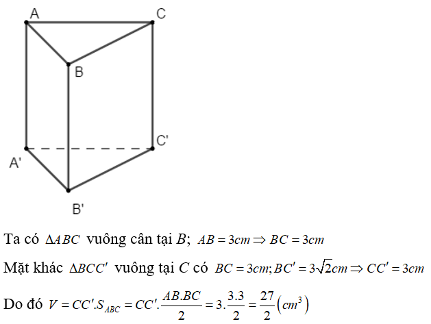 Cho lăng trụ đứng ABC.A’B’C’ có đáy ABC là tam giác vuông cân tại B. Biết AB = 3cm, BC'= 3 căn 2 cm  Thể tích khối lăng trụ đã cho là  (ảnh 1)