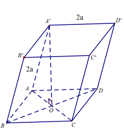 Cho hình hộp ABCDA'B'C'D' có tất cả các cạnh đều bằng 2a đáy ABCD là hình vuông. Hình chiếu vuông góc của đỉnh  lên mặt phẳng đáy trùng với tâm của đáy.  (ảnh 1)
