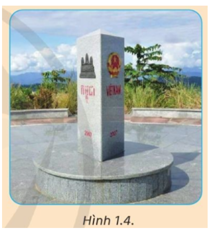 Mốc quốc giới ở hình 1.4 là một hình trụ tam giác đánh dấu biên giới chung trên đất liền của 3 quốc gia: Việt Nam, Lào và Campuchia. Em hãy tìm  (ảnh 1)