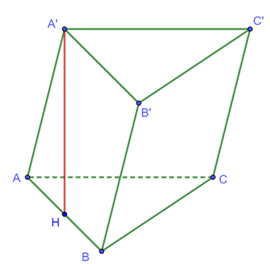 Cho khối lăng trụ ABC.A'B'C' có đáy ABC là tam giác vuông cân tại B và AC = 2a. Hình chiếu vuông góc của A' trên mặt phẳng (ABC) là trung điểm H của cạnh AB (ảnh 1)