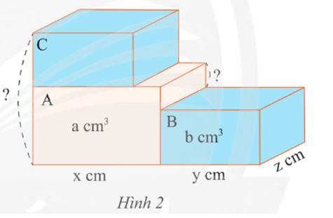 Có ba hình hộp chữ nhật A, B, C có chiều dài, chiều rộng và thể tích được cho như Hình 2. Hình B và C có các kích thước giống nhau (ảnh 1)