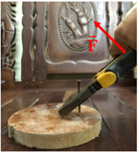 Để nhổ một chiếc đinh ra khỏi tấm gỗ, người ta sử dụng một chiếc búa nhổ đinh hoặc một chiếc kìm (hình 19.11). Em hãy: a. Mô tả cách dùng hai dụng cụ này để nhổ đinh. (ảnh 3)