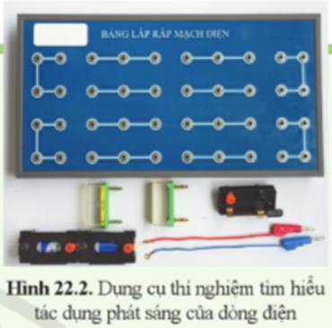 Chuẩn bị Hai pin (loại 1,5 V) và đế lắp pin, các dây nối có chốt cắm, công tắc, biến trở con chạy, bảng lắp mạch điện, đèn LED (loại dùng điện cỡ 2 V đến 2,5 V) (hình 22.2). (ảnh 1)