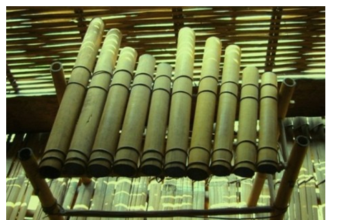 Chế tạo chiếc đàn K’lông pút bằng các ống nứa hoặc ống nhựa rỗng, có độ dài khác nhau và có thể phát ra được âm có tần số bằng tần số các nốt nhạc cơ bản. (ảnh 1)