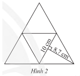 Một tấm bìa (Hình 2) gấp thành hình chóp tam giác đều với các mặt đều là hình tam giác đều. Với số đo trên hình vẽ, hãy tính diện tích xung quanh  (ảnh 1)
