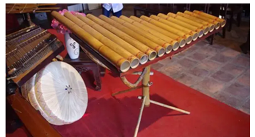 Chế tạo chiếc đàn K’lông pút bằng các ống nứa hoặc ống nhựa rỗng, có độ dài khác nhau và có thể phát ra được âm có tần số bằng tần số các nốt nhạc cơ bản. (ảnh 2)