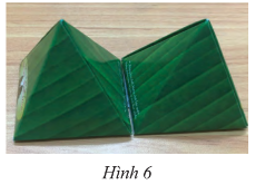 Tính thể tích của một chiếc hộp bánh ít có dạng hình chóp tứ giác đều, có độ dài cạnh đáy là 3 cm và chiều cao là 2,5 cm. (ảnh 1)