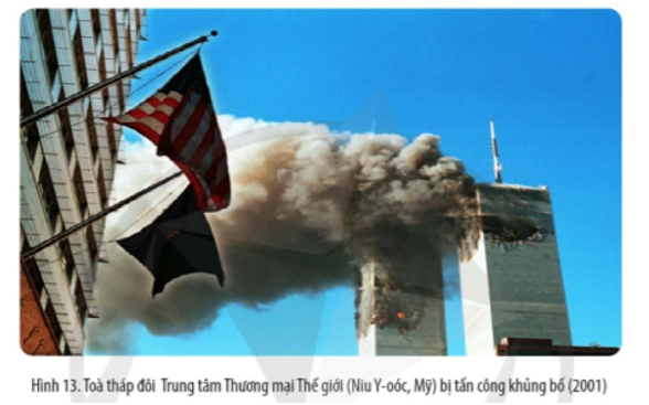 Đọc thông tin và quan sát các hình 13, 14, trình bày những nét chính về cuộc tấn công khủng bố ngày 11/9/2001 và cuộc chiến chống khủng bố toàn cầu của Mỹ.   (ảnh 1)