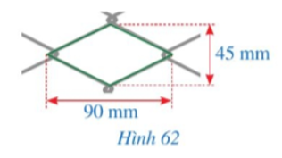 Hình 62 mô tả một lưới mắt cáo có dạng hình thoi với độ dài của hai đường chéo là 45 mm và 90 mm. Độ dài cạnh của ô lưới mắt cáo đó là bao nhiêu milimét (Làm tròn kết quả đến hàng đơn vị)?   (ảnh 1)