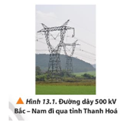 Vào ngày 27/5/1994, đường dây cao thế 500 kV Bắc – Nam (Hình 13.1) đã chính thức được đưa vào vận hành. Sự kiện này đánh dấu một cột mốc lịch sử khi tạo ra sự liên kết lưới điện quốc gia. Vậy “thế” trong cụm từ “cao thế” đặc trưng cho khả năng gì về điện?   (ảnh 1)