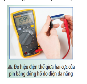 Tìm hiểu cách sử dụng đồng hồ đo điện đa năng để đo hiệu điện thế giữa hai cực của pin. (ảnh 1)