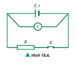 Mắc hai cực nguồn điện với một điện trở qua một khoá K. Mắc hai đầu một vôn kế vào hai cực của nguồn (Hình 18.6). Bằng lập luận, em hãy so sánh số chỉ của vôn kế trong hai trường hợp khoá K đóng và mở. (ảnh 1)