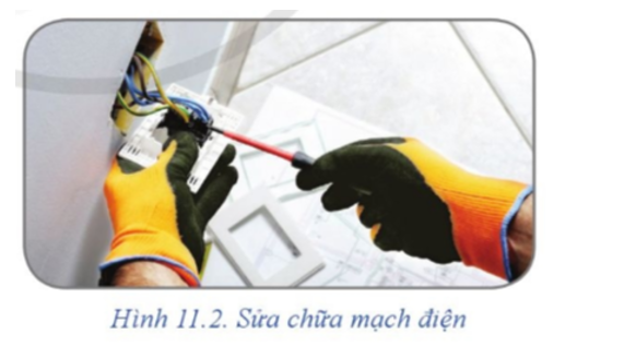 Quan sát hình 11.2 và cho biết người thợ trong tình huống này đã sử dụng những dụng cụ bảo vệ an toàn điện nào? Hãy nêu cách sử dụng những dụng cụ này sao cho đúng cách và đảm bảo an toàn. (ảnh 1)