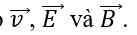 Sóng điện từ lan truyền qua một điểm M trong không gian. Các vecto (1),(2) và (3) biểu diễn các vecto (v ) ⃗, (E ) ⃗ và (B ) ⃗.  (ảnh 1)