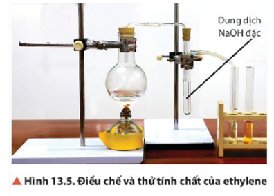 Tại sao phải dẫn khí đi qua ống nghiệm có nhánh đựng dung dịch NaOH trong Thí nghiệm 1 (Hình 13.5)? (ảnh 1)