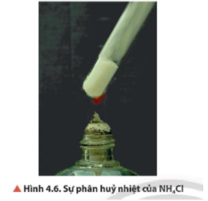 Đun nóng NH4Cl (Hình 4.6) thấy có hiện tượng khói trắng trong ống nghiệm. Giải thích.   (ảnh 1)