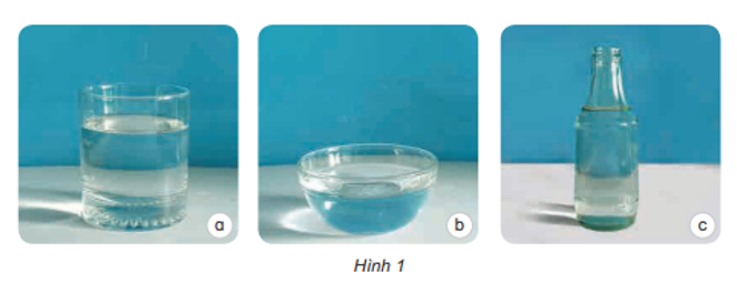 Chuẩn bị: Đồ dùng thủy tinh không màu: 1 cốc, 1 bát, 1 chai; nước sạch có thể uống được. Tiến hành: Rót cùng một lượng nuớc vào cốc, bát và chai như hình 1. Hãy ngửi, nếm và quan sát màu sắc, hình dạng của nước trong mỗi hình.   Từ thí nghiệm rút ra nhận xét gì về tính chất của nước? (ảnh 1)